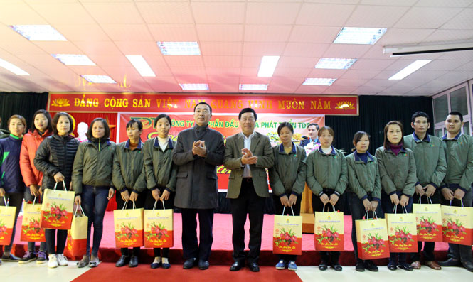 Phó Thủ tướng Chính phủ tặng quà Tết tại huyện Phú Bình 