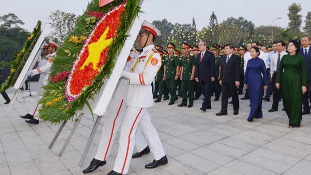 Dâng hương tri ân Chủ tịch Hồ Chí Minh và Chủ tịch Tôn Đức Thắng