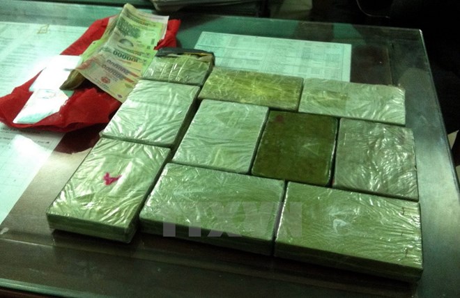 Bắt giữ 2 kẻ vận chuyển 10 bánh heroin, 6.000 viên ma túy tổng hợp