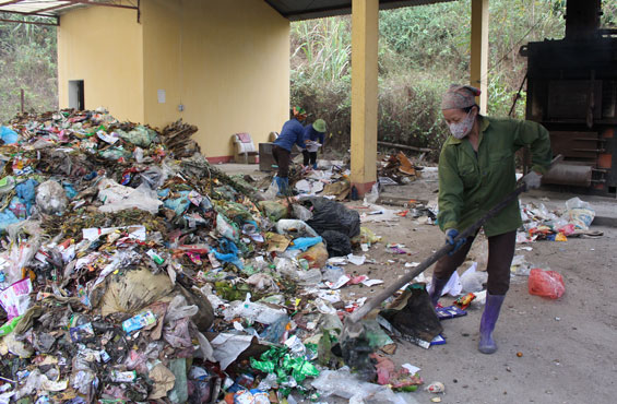 Khó khăn trong việc thu phí của các hợp tác xã vệ sinh môi trường