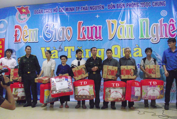 Ấm tình quân dân nơi biên cương 