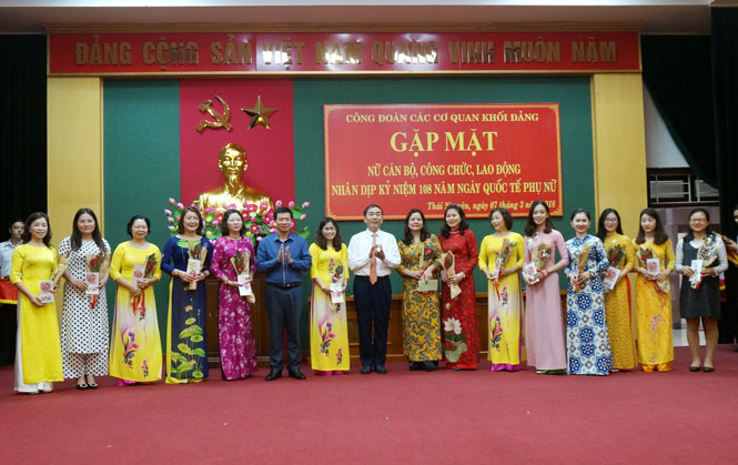 Gặp mặt nữ cán bộ nhân kỷ niệm Ngày Quốc tế Phụ nữ 