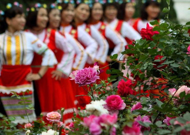 Hàng nghìn người tham dự Ngày hội hoa hồng Bulgaria và bạn bè