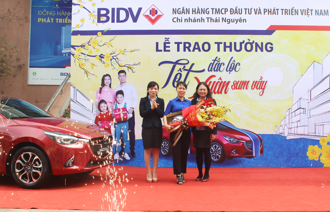 BIDV Thái Nguyên trao thưởng xe Mazda 2 cho khách hàng 