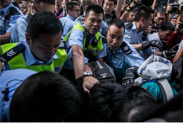 Anh-Trung Quốc leo thang căng thẳng do vấn đề Hong Kong 