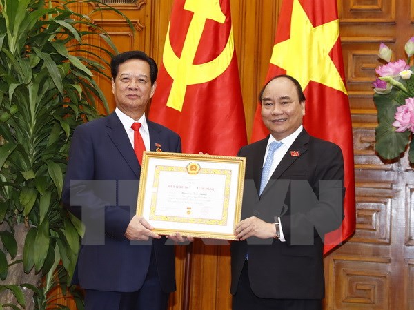 Trao tặng Huy hiệu Đảng cho các đồng chí lãnh đạo, nguyên lãnh đạo