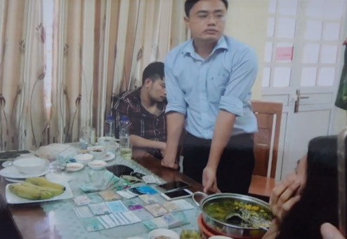 Một nhà báo bị bắt khi đang nhận tiền của doanh nghiệp ở Yên Bái