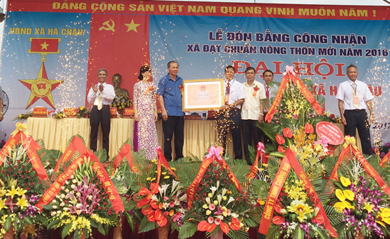 Hà Châu đón Bằng công nhận đạt chuẩn Nông thôn mới