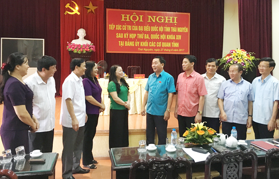 Cử tri kiến nghị nhiều vấn đề liên quan đến đời sống dân sinh