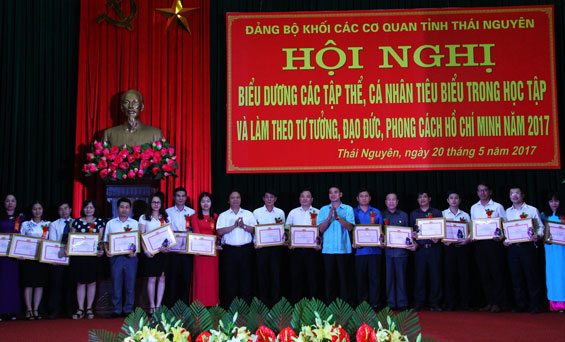 Biểu dương 40 tập thể, cá nhân tiêu biểu trong thực hiện Chỉ thị số 05-CT/TW của Bộ Chính trị