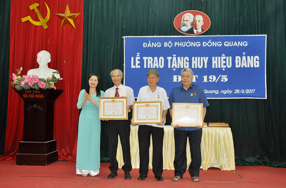Trao Huy hiệu Đảng cho các đảng viên ưu tú