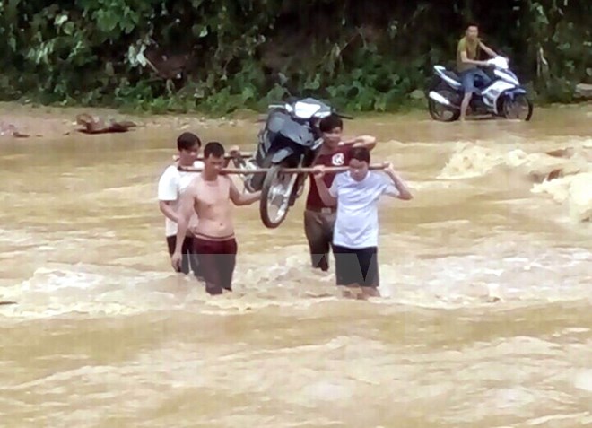 Mưa lũ gây sạt lở nhiều nhà dân và tuyến đường tại Tuyên Quang