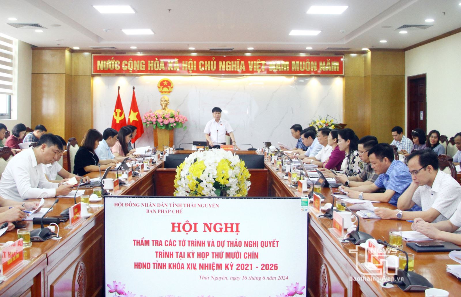 Thẩm tra các tờ trình, dự thảo nghị quyết