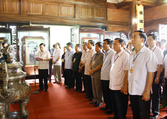 Dâng hương và báo công tại nhà tưởng niệm Hồ Chủ Tịch 