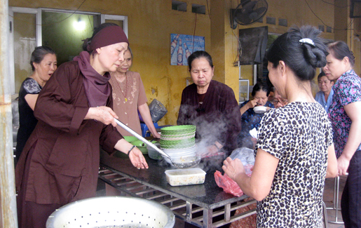 Bát cháo chay ấm lòng người bệnh 