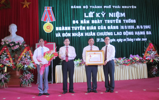 Ban Tuyên giáo Thành ủy Thái Nguyên đón nhận Huân chương Lao động hạng Ba 