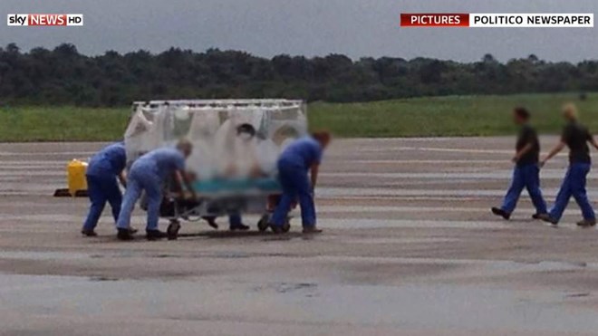 Bệnh nhân Ebola người Anh đầu tiên đến London, xứ sương mù nín thở