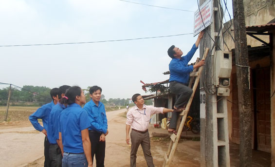 Bàn giao 8 công trình thanh niên “Thắp sáng đường quê” 