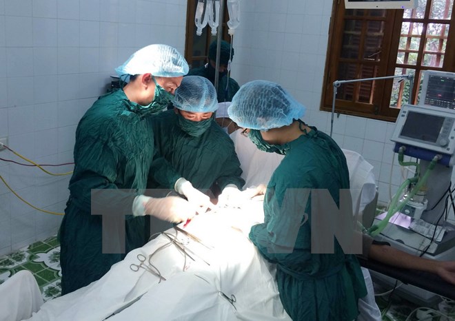 Bệnh viện Bạch Long Vĩ mổ cấp cứu cho một chiến sỹ không quân