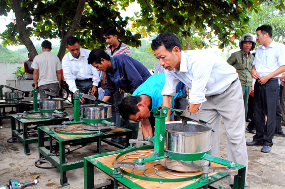Bàn giao thiết bị chế biến, bảo quản chè 