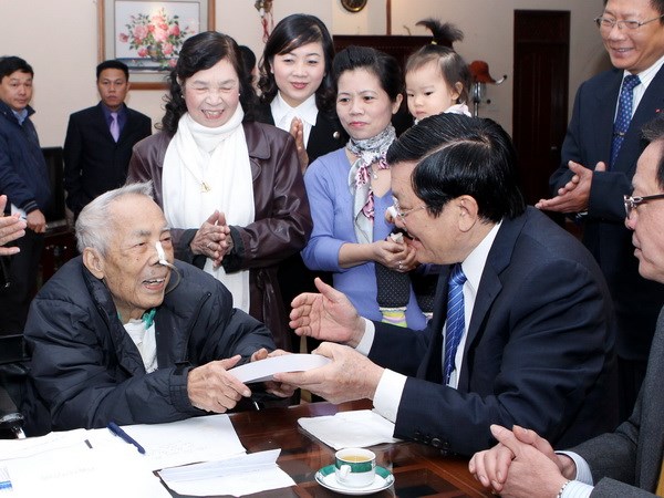 Chủ tịch nước Trương Tấn Sang chúc Tết nghệ sỹ, trí thức
