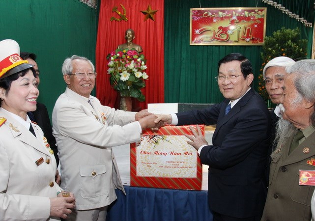 Chủ tịch nước thăm Bảo tàng chiến sĩ bị địch bắt tù đày