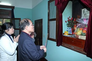 Chủ tịch Quốc hội dâng hương, tưởng nhớ Bác Hồ