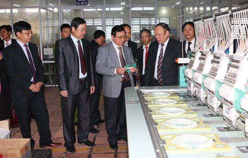 Các đồng chí lãnh đạo tỉnh thăm, động viên sản xuất kinh doanh đầu xuân mới 