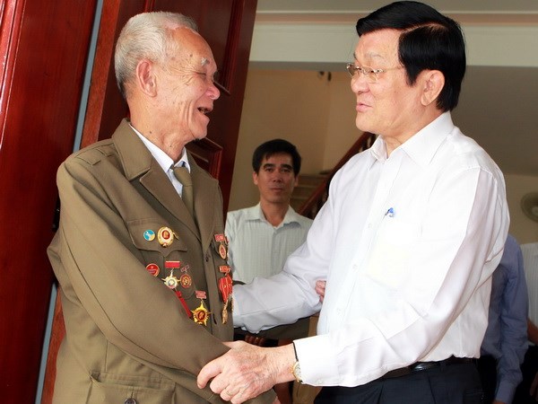 Chủ tịch nước thăm các gia đình chiến sỹ Điện Biên