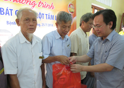 Câu lạc bộ Từ thiện Thái Nguyên tặng quà cho người có công 
