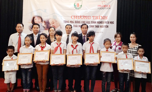 Công ty Prudential và Báo Thái Nguyên:  Trao học bổng cho học sinh nghèo vượt khó học giỏi 