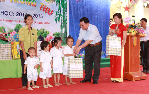 Các đồng chí lãnh đạo tỉnh thăm và tặng quà dịp Tết Trung thu 