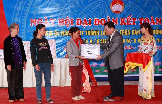 Các đồng chí lãnh đạo tỉnh chung vui Ngày hội đại đoàn kết tại các địa phương 