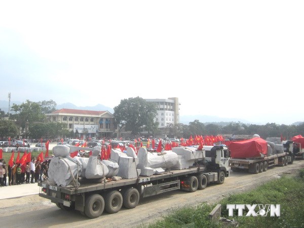 Các đồng bào dân tộc tỉnh Tuyên Quang long trọng đón tượng Bác Hồ