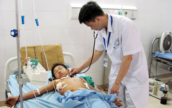 Cứu sống cháu bé bị cây vầu đâm xuyên cơ thể 