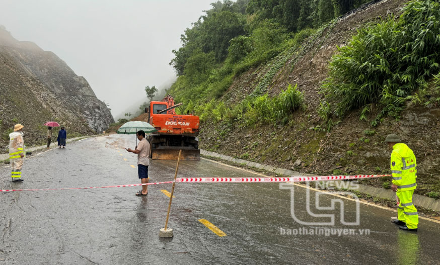 Phân luồng giao thông do Quốc lộ 3C bị sạt lở