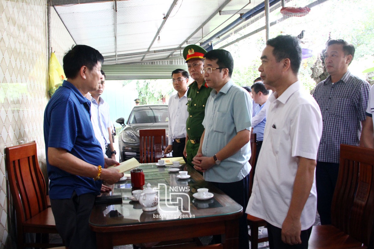 Thăm hỏi, động viên gia đình nạn nhân tử vong do hỏa hoạn