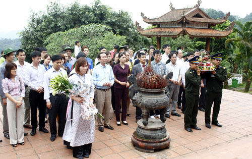 Dâng hương và báo công tại ATK Định Hóa 
