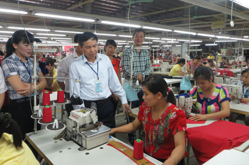 Đồng chí Chủ tịch UBND tỉnh kiểm tra sản xuất tại Công ty TNHH BanPo Việt Nam 