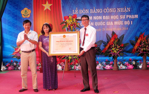 Đón Bằng công nhận Trường Mầm non đạt chuẩn Quốc gia mức độ 1 