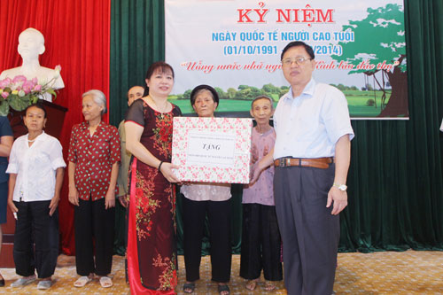 Đồng chí Nguyễn Đình Phách tặng quà người cao tuổi 