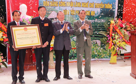Đón Bằng công nhận Làng nghề chè truyền thống 
