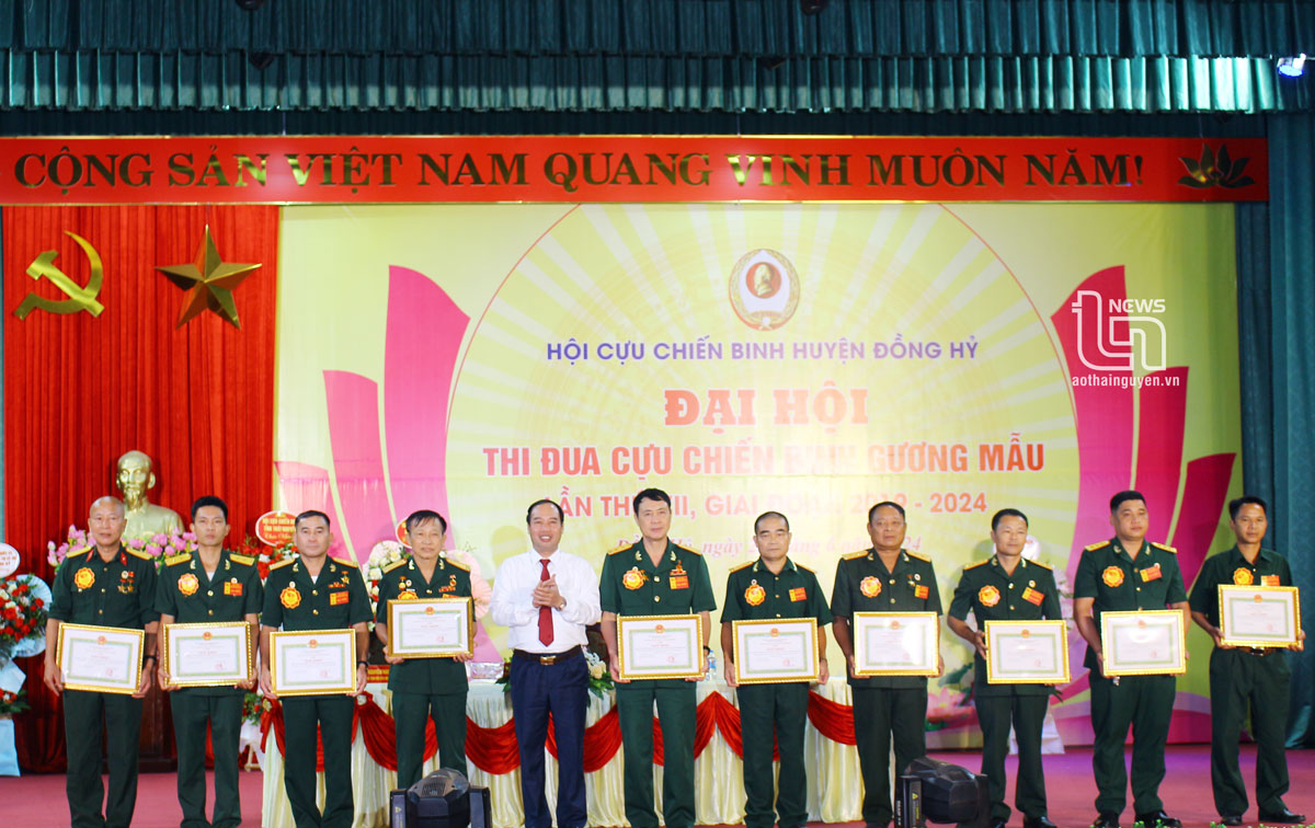 Đóng góp 14 tỷ đồng xây dựng nông thôn mới