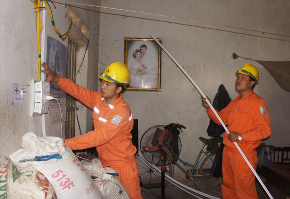 Lắp miễn phí thiết bị điện cho hộ nghèo