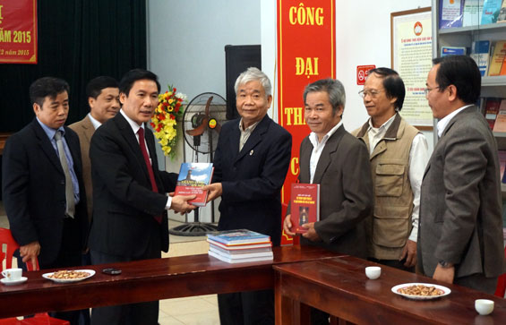 Tặng tủ sách cho người dân