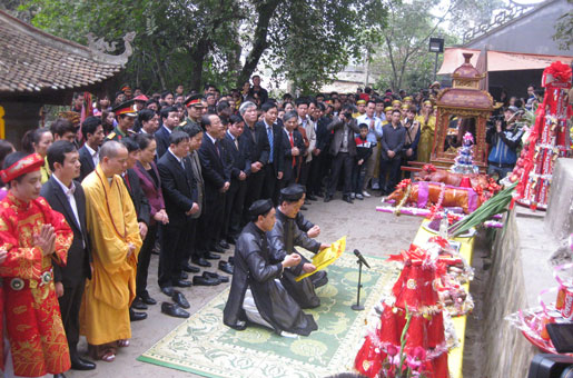 Ngày xuân đi lễ hội đền Đuổm 