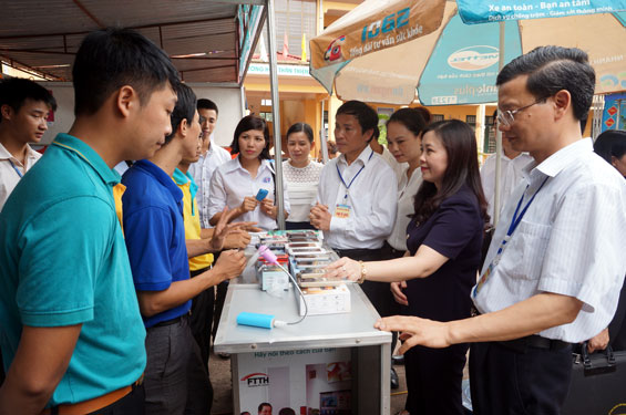 Gần 40 gian hàng tham gia Chương trình “Đưa hàng Việt về miền núi” xã Tân Đức 