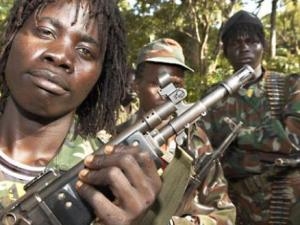 Giao tranh lớn, hàng vạn người chạy sang Uganda