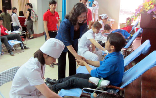 Gần 500 người tham gia hiến máu tình nguyện 