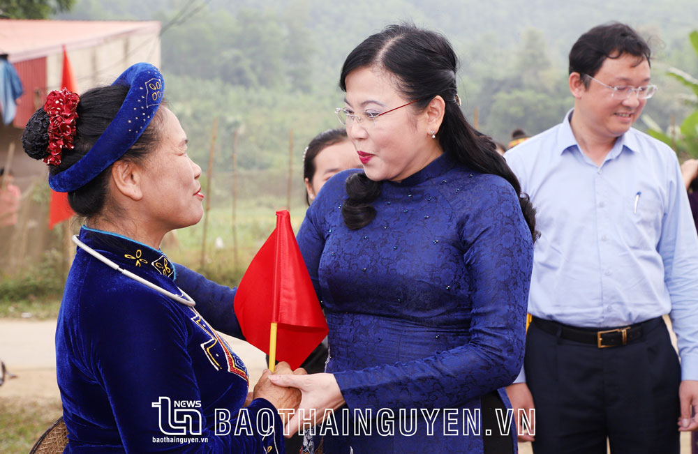 Đồng chí Bí thư Tỉnh ủy vui Ngày hội Đại đoàn kết cùng nhân dân Làng Mới